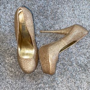 Gold glitter pumps